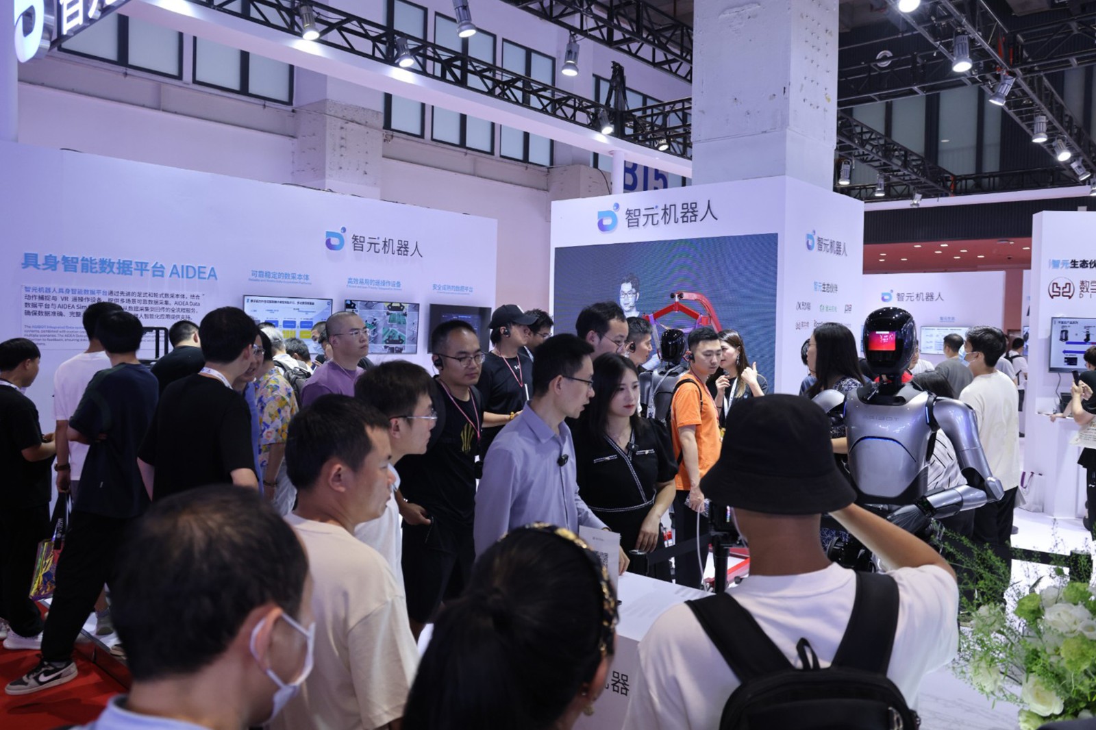 365英国上市机器人亮相世界机器人大会WRC