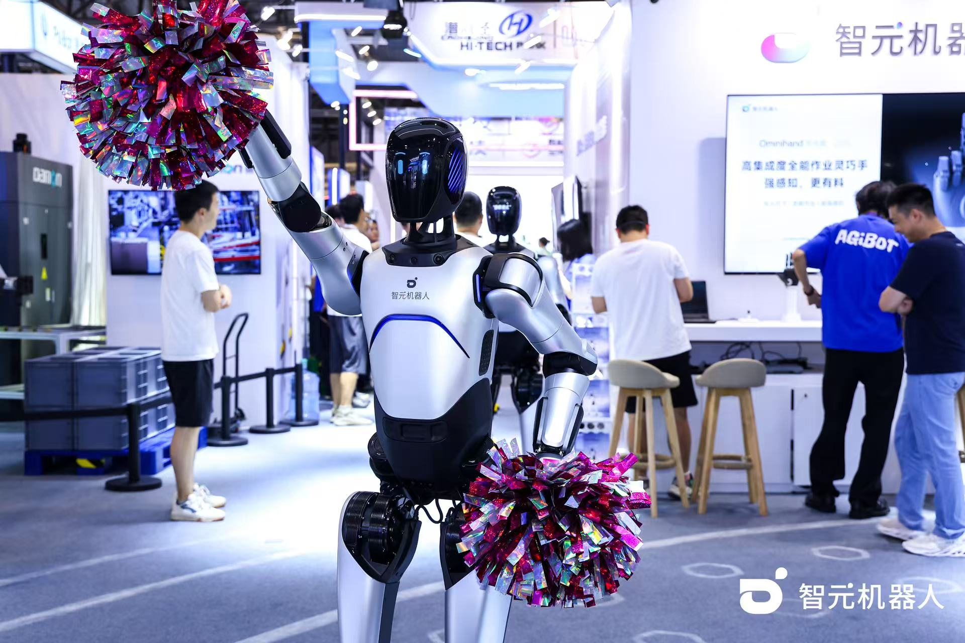 365英国上市机器人 WAIC 首日展台火爆，机器...